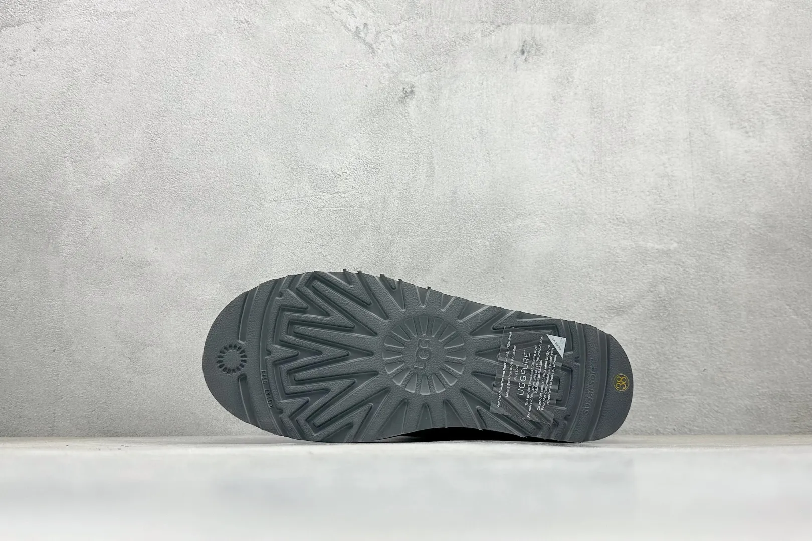 🐲💰 520 supports store placement. The top version on the market is UGG sheepskin snow boots. Mini thick-soled short-tube 5cm. Xiaohongshu’s hot model. Produced by a major foreign trade factory in Guangzhou. Genuine sheepskin from toe to insole. Independent outer box packaging. Chip. Waterproof technology. Different from any version on the market. 5cm thick sole. Independent original development of outsole. Cashmere insole. Keep warm in winter. It is a very suitable choice for home use. In the new year, uug launches a style series. Partly catered to the preferences of young consumers, it has also moved to the forefront of fashion trends. Shoe body material: water-repellent coated suede upper, 17 mm UGGPURE™ implanted wool insole, lightweight non-slip comfortable rubber outsole, brand LOGO trademark, complete package, item number: 1135092, size: 35 36 37 38 39 40